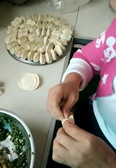 实拍农村大姐包饺子,简单一捏就包好了,个个饱满不露馅,收藏了