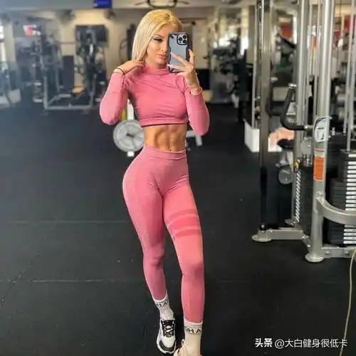 23岁六块腹肌女私教,甜美颜值 惹火曲线,这哪个女孩子受得了_健身