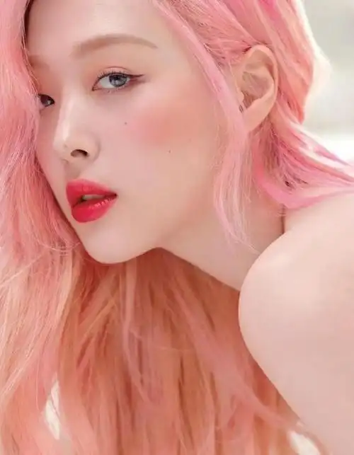 黄头发过时流行发色时髦显白高级(头发黄色2020 年三种发色显白减龄)