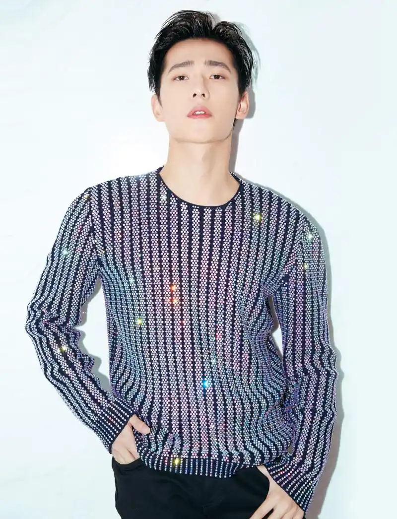 [杨洋][新闻]171231 杨洋湖南卫视跨年造型闪亮曝光 水晶装饰bling至