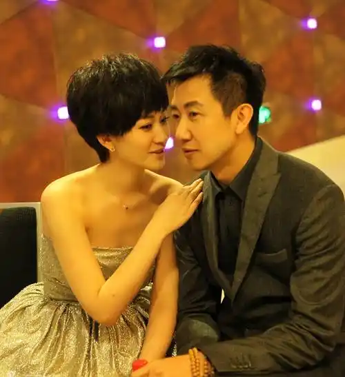 李呈媛庆40岁生日,与大15岁鄢颇同框似父女,六岁囡囡精灵可爱_李小冉