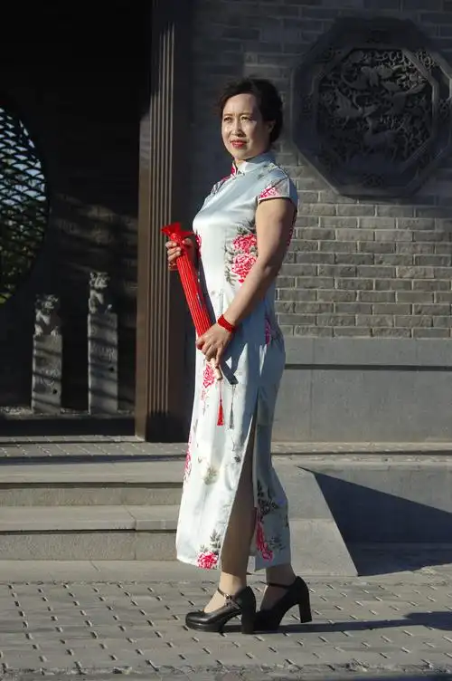 穿旗袍的风韵女人