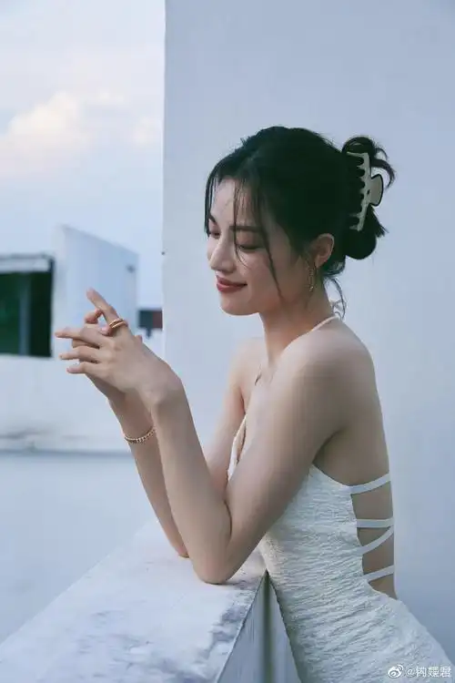 钟楚曦分享顶楼大片,不得不感叹姐真的好会拍……__财经头条