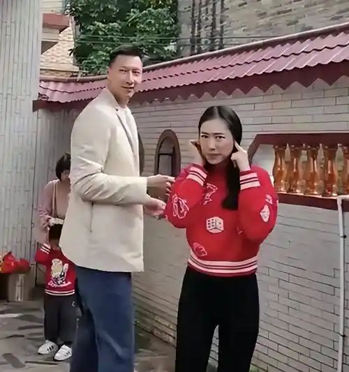 易建联:娶巴西足球宝贝荆灵,婚后连生两胎,如今妻儿都定居美国_篮球