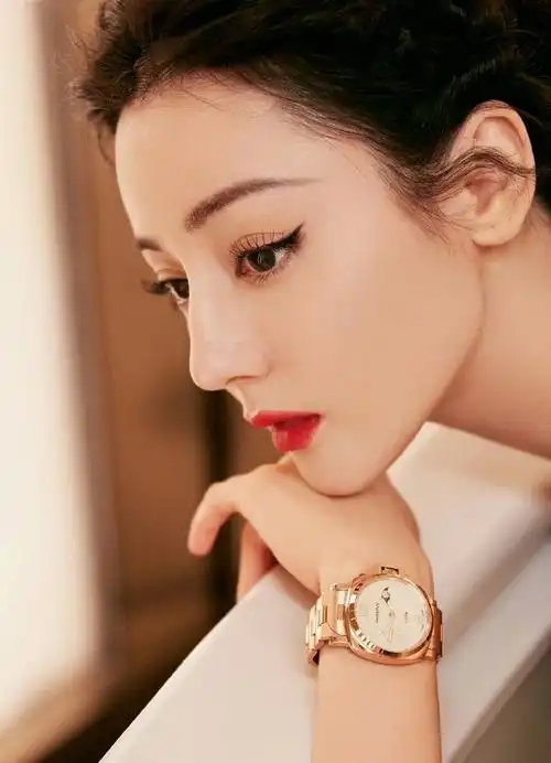 迪丽热巴黑色开叉长裙