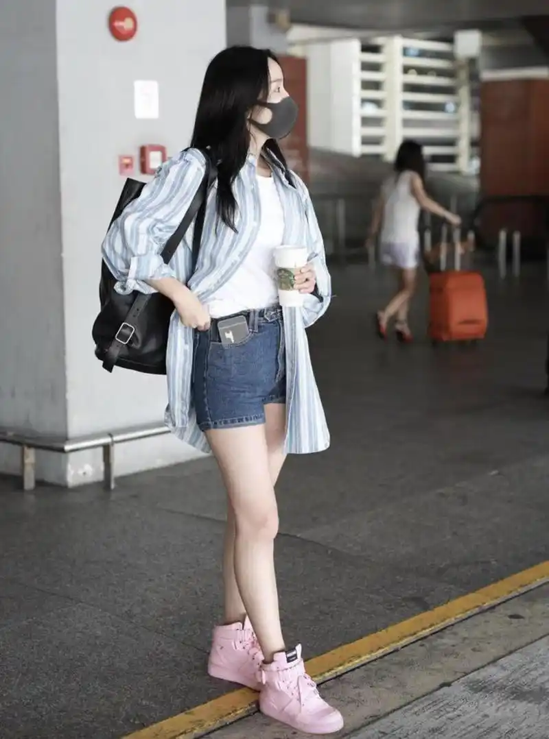 娄艺潇的夏日私服穿搭条纹衬衫配牛仔短裤走机场清爽时髦