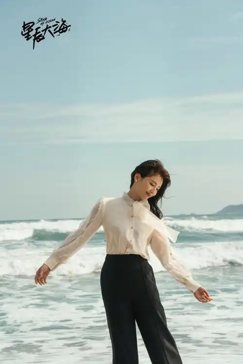 刘涛这张剧照堪称经典杏色衬衫配黑色西裤长发披肩尽显温柔