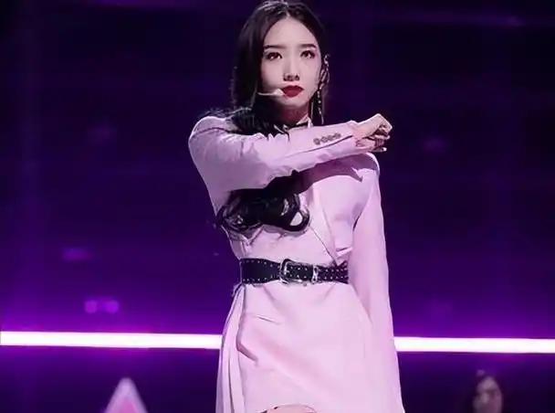 人间芭比程潇上围丰满傲人被称为奶潇碾压疯马秀lisa