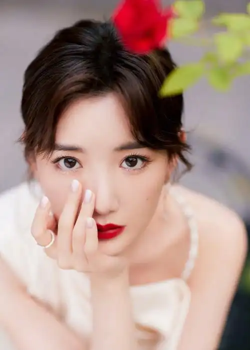 毛晓彤身穿纯白斜肩连衣裙拍摄大片,独特设计的剪裁