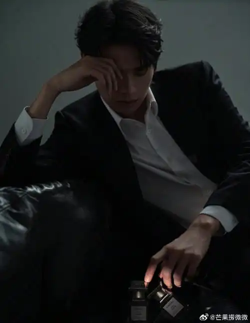 魏大勋又扯领带了