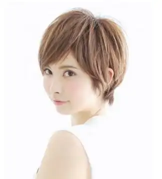 这一位比瓜子脸女生稍胖一点的南瓜子脸的女生,喜欢短发发型,她选择的