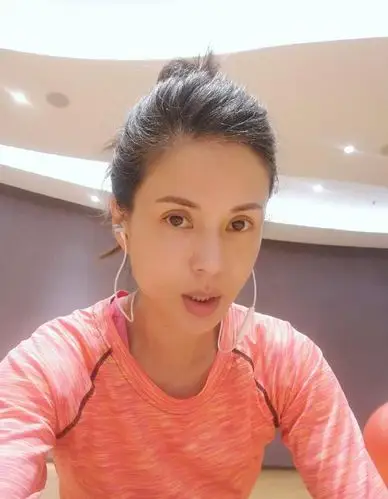 李若彤健身房晒素颜自拍 皮肤细腻保养有方