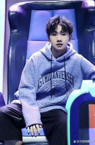 小杨哥意外曝光明星出场费,最低50万,扯掉娱乐圈遮羞布