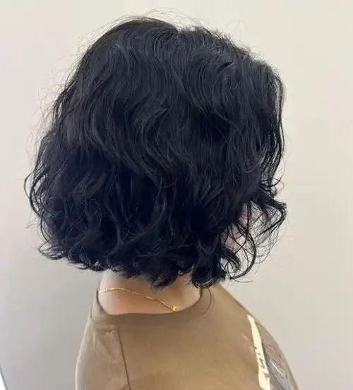 整齐规律的烫卷弧度,这是蛋卷头的一大特色,出门头发不用造型就很美