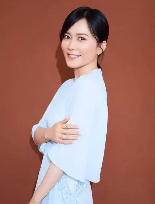 原创53岁的俞飞鸿至今未婚被问及私人生活时坦言有固定伴侣