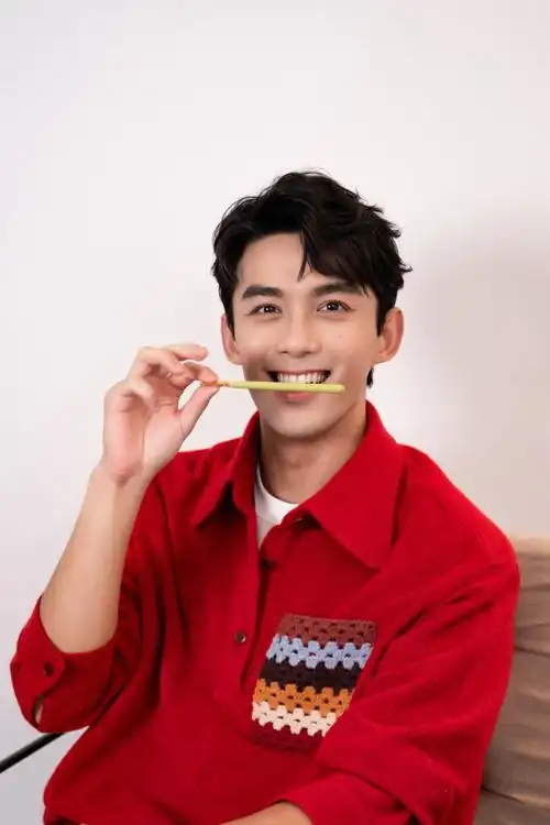 吴磊红色衬衫造型随拍阳光少年活力满分