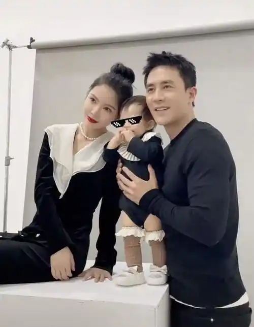 原创杜淳一家三口拍写真夫妻同框如两代人女儿皮肤白皙超可爱