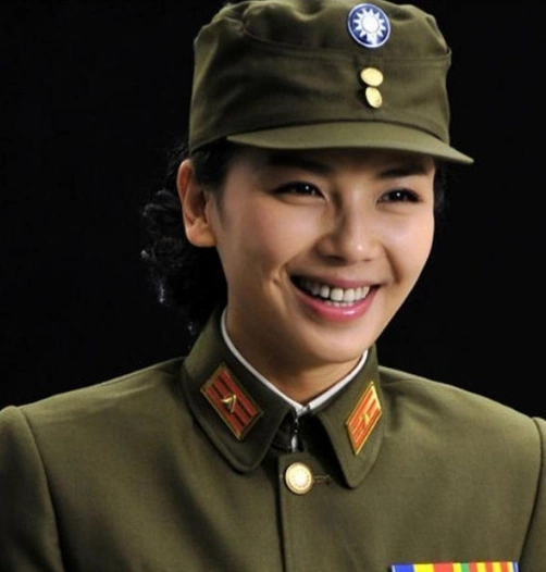 女明星穿上军装:佟丽娅帅气,迪丽热巴清纯