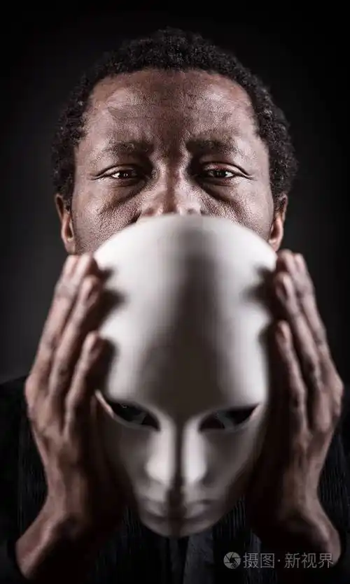 戏剧艺术的非洲黑人男子戴着白色面具的肖像