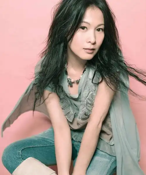 刘若英晒美颜照很年轻,但街头偶遇的现场照,满脸皱纹老态明显_皮肤