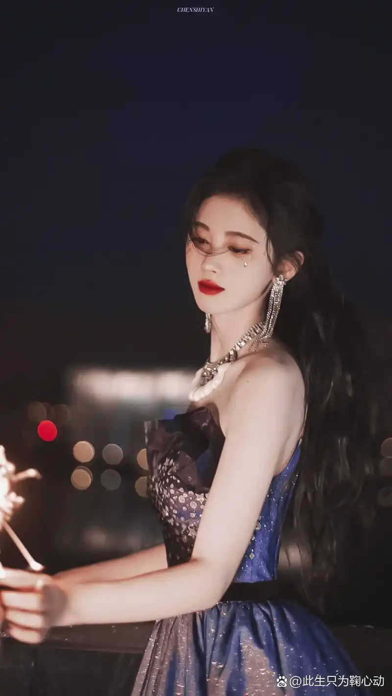 鞠婧祎手拿烟花的图片, 拿来当壁纸的话,肯定特别好看