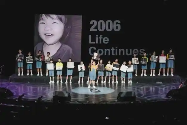 并手持20张专辑封面,作为陈奕迅和环球一路合作的见证