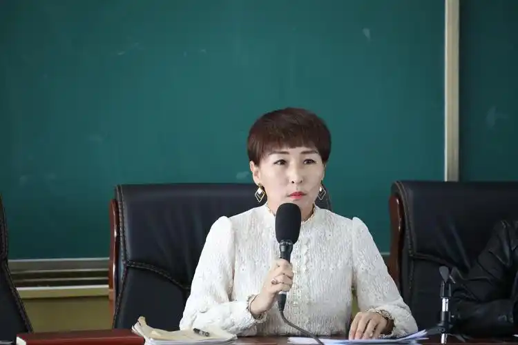 天山二中召开任课老师业务会议