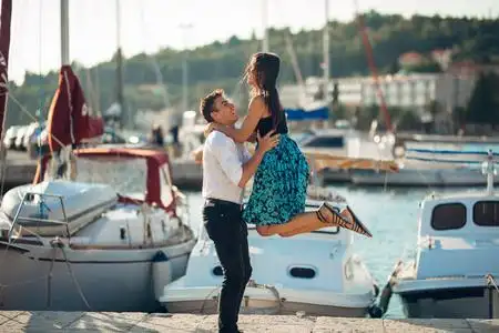 从幸福中跳出来.女友被她男朋友抱着.照片