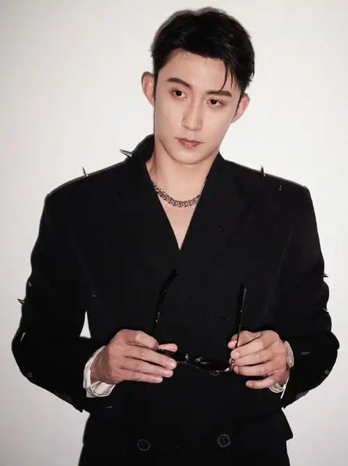 黄景瑜穿羽绒服的原因#怎么会有人羽绒服套西装还帅的这么突出啊!