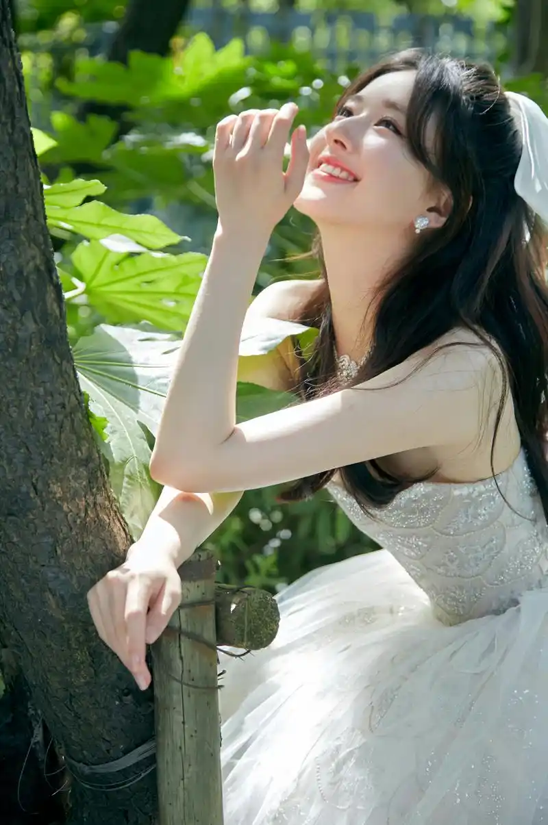 赵露思 一袭白色婚纱礼服 [太阳]甜美可爱 灵动俏皮 宛如人间小天使