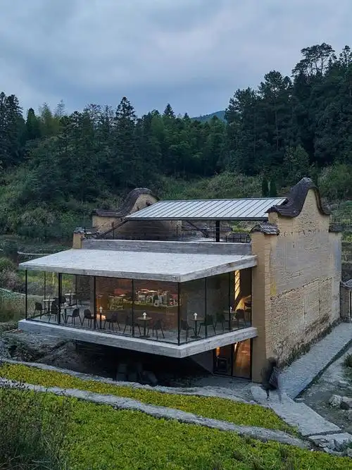 由夯土房改造成的书店保留老房子的味道