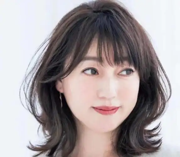 50岁女人的头发"宜短不宜长",不信看这4款短发烫,洋气又减龄|发型