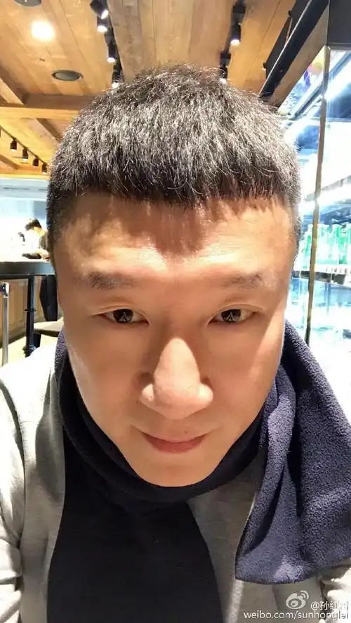 孙红雷出席活动霸气十足,犹如现实版的刘华强