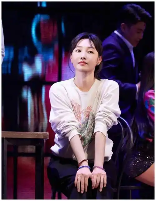 40岁白百何低调庆生,重返母校故地重游,丈夫张思麟送花献爱_祝福_生日