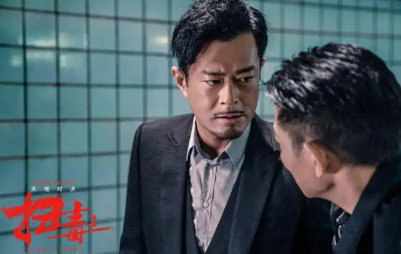 主角是一商(余顺天)一匪(地藏)一警(林正风 苗侨伟饰),警察夹在中间