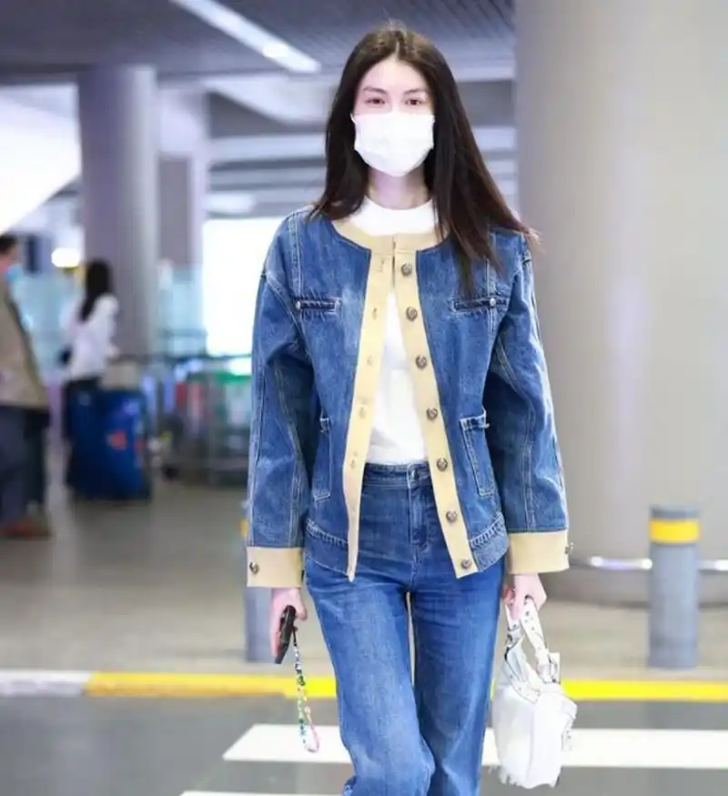 何穗走机场,白色t恤 牛仔外套 牛仔裤,时尚舒适,清新靓丽.