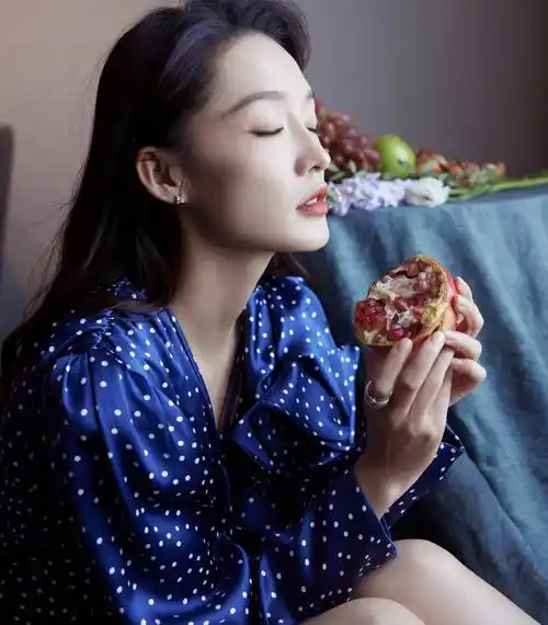 美艳女星李沁的高跟鞋美图_凉鞋_黑色_女明星