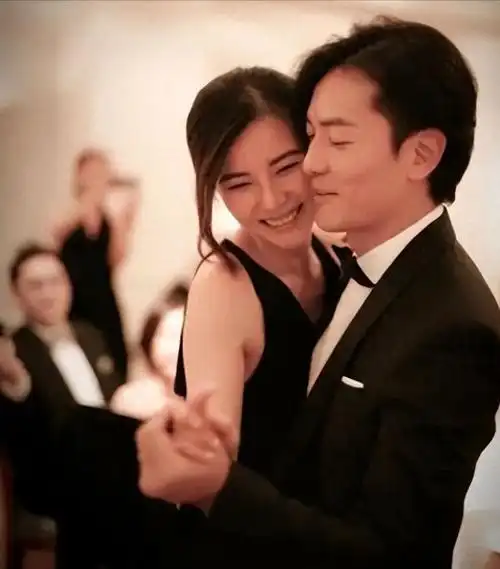 郑伊健蒙嘉慧日本偶遇!55岁型男暴瘦变沧桑,妻子挺大肚被疑怀孕