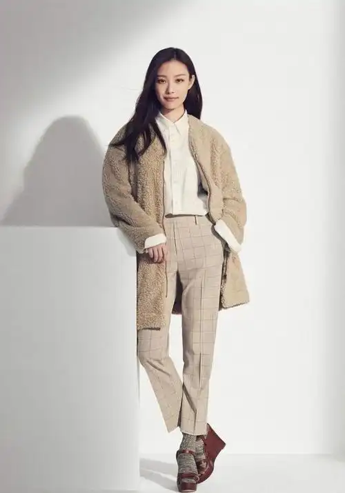 解锁倪妮的日常穿搭技巧,教你玩转"衬衫look",高级感满满!