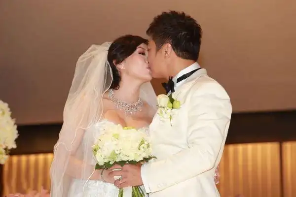 钱嘉乐汤盈盈奉子成婚 新娘巨乳大肚现场热吻