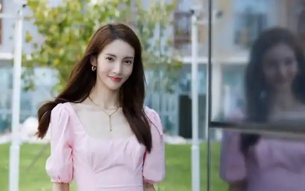 金晨每一次出现在公众面前,许多人都会被她的美貌所折服!