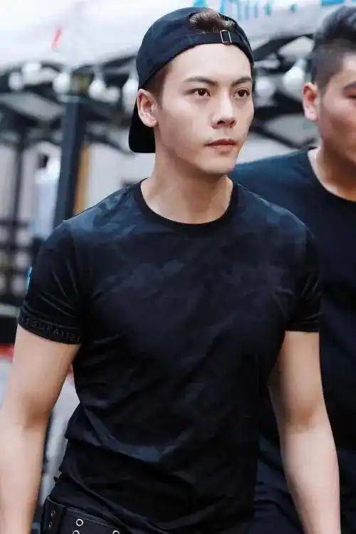 超模何穗晒泳装照,小腹凸起明显疑似怀孕,网友留言喊话陈伟霆_章若楠