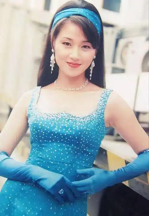 单眼皮的万绮雯,年轻时候漂亮,年华渐去,优雅也越来越迷人_造型_发型