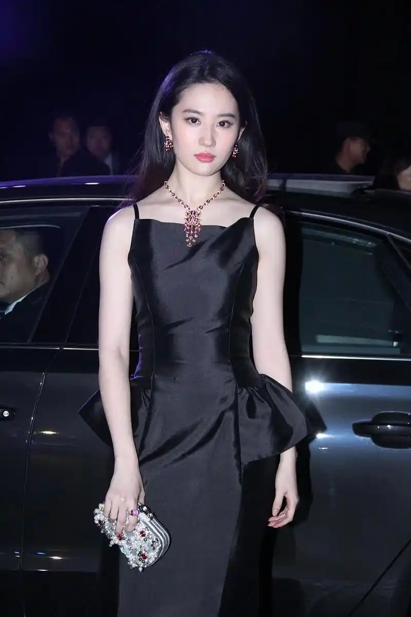 黑色吊带礼服尽显高贵气质         刘亦菲惊艳亮相!