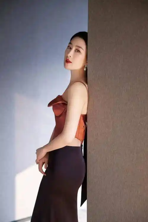 马苏电影节美得不拘束,一身"刻腰"吊带裙好优雅,身材好好啊!