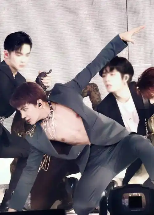 深v上热搜的男明星,身上多少带点东西.