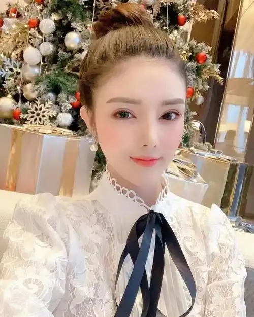 越南高贵女神luta古典颜值魔鬼身材衣品卓越贵族气质