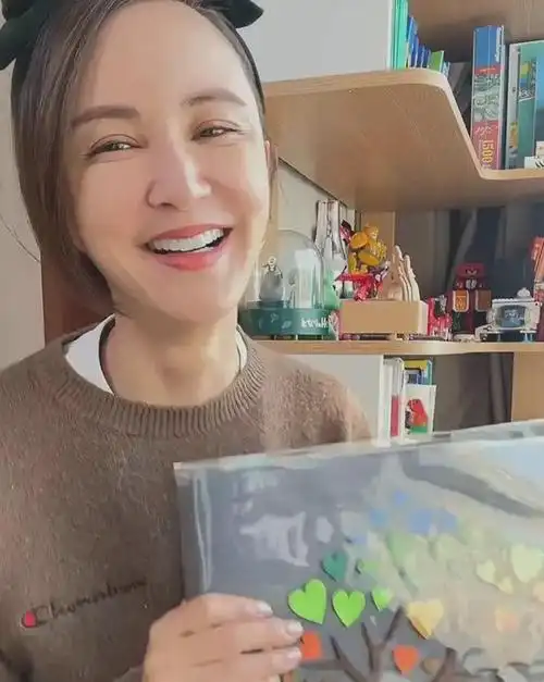 袁弘与老婆恩爱合影张歆艺素颜出镜瘦成锥子脸下巴太尖认不出