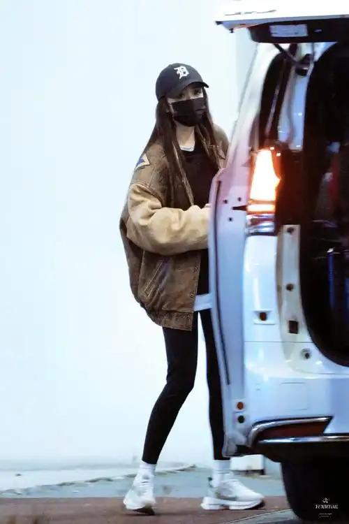 杨幂私服##杨幂上海机场穿搭##今日星拍放送