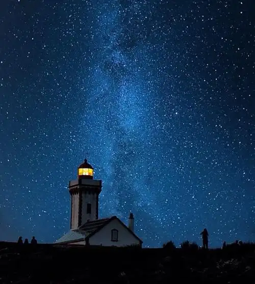 每一颗繁星都在黑夜的天空中闪烁着,它们都想为我们所见,都希望